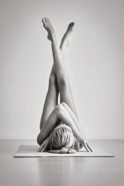 Mulher adulta praticando ioga em casa — Fotografia de Stock