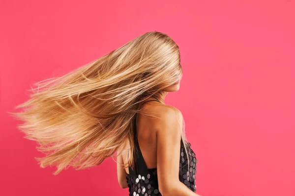 Beautiful adult woman posing over pink background — Stock Photo, Image