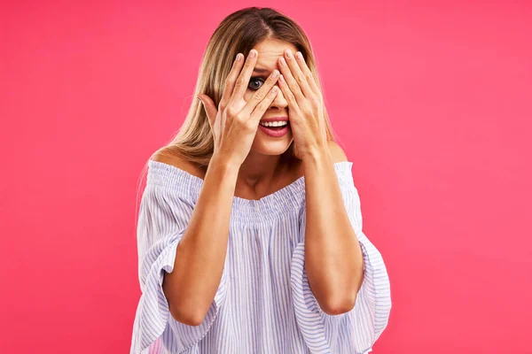 Mooie volwassen vrouw poseren over roze achtergrond — Stockfoto