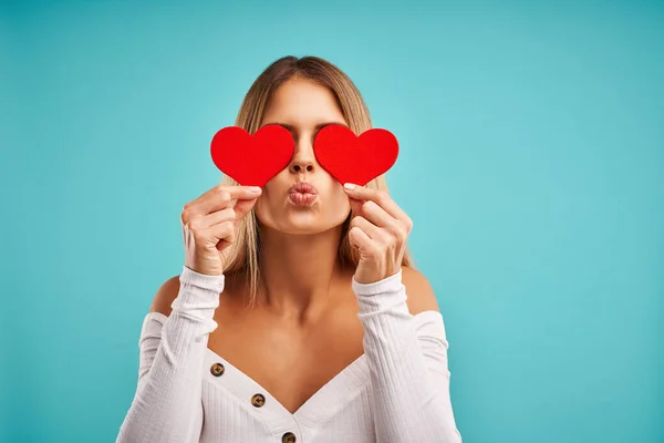 Schöne erwachsene Frau posiert auf blauem Hintergrund — Stockfoto