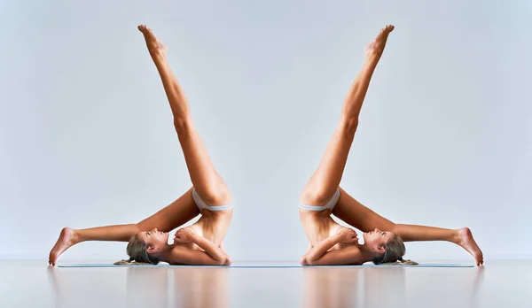 Volwassen vrouw die thuis yoga beoefent — Stockfoto