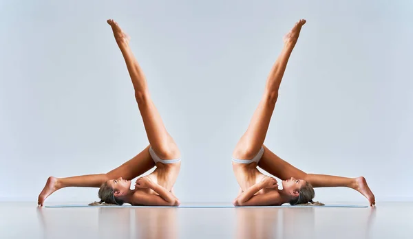 Mujer adulta practicando yoga en casa — Foto de Stock