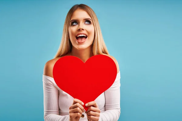 Schöne erwachsene Frau posiert auf blauem Hintergrund — Stockfoto