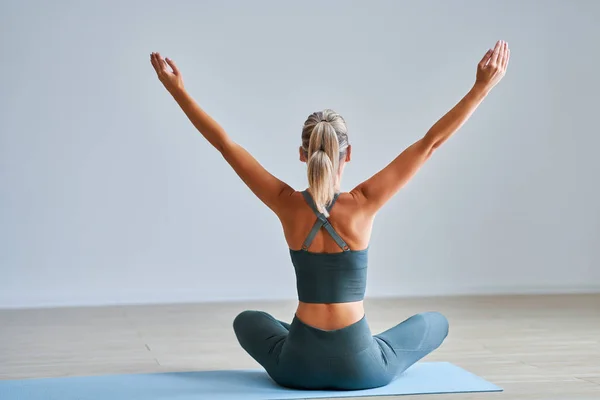 Vuxen kvinna som utövar yoga hemma — Stockfoto