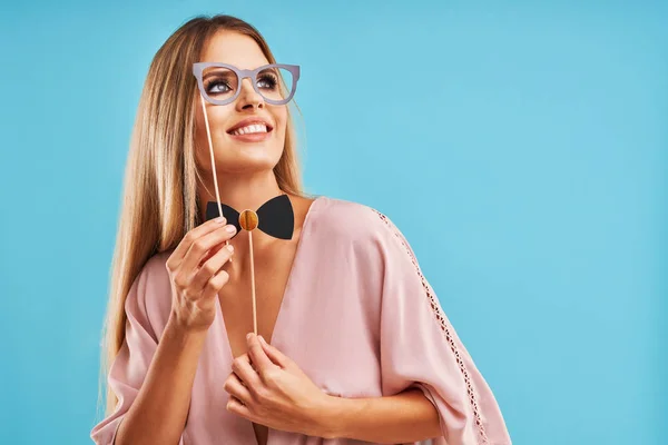 Hermosa mujer adulta posando sobre fondo azul —  Fotos de Stock