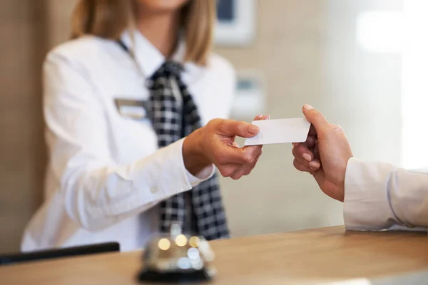 Recepcionista dando cartão-chave para empresária na recepção do hotel — Fotografia de Stock