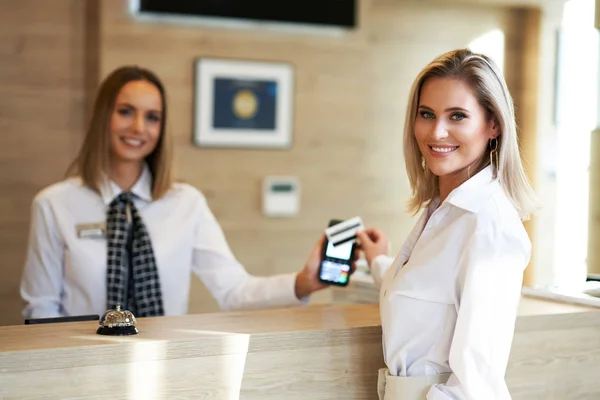 Receptionist och affärskvinna i hotellets reception — Stockfoto