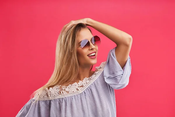 Hermosa mujer adulta posando sobre fondo rosa — Foto de Stock