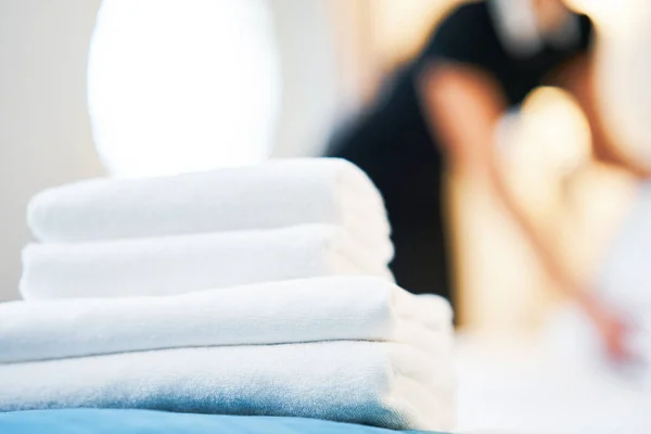 Femme de ménage faisant lit dans la chambre d'hôtel — Photo