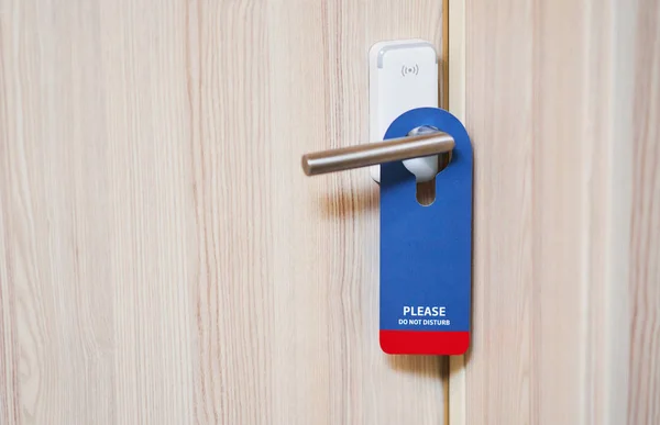 Niebieski talerz wiszący na klamce pokoju hotelowego — Zdjęcie stockowe