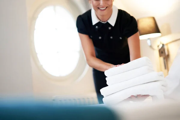 Zimmermädchen mit frischen Handtüchern im Hotelzimmer — Stockfoto