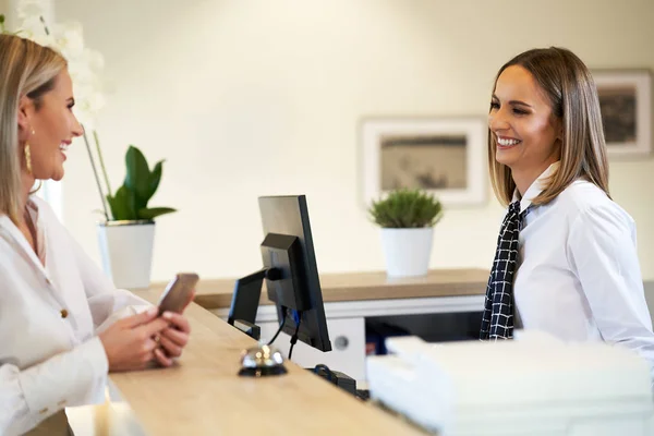 Recepcjonistka i bizneswoman w recepcji hotelu — Zdjęcie stockowe