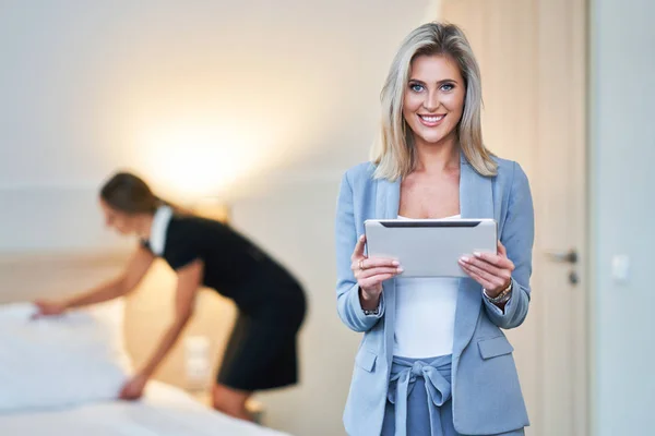 Adult chambermaid and hotel manager cleaning the room — Stock Photo, Image