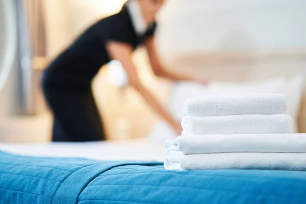 Otel odasında yatak yapma hizmetçi — Stok fotoğraf