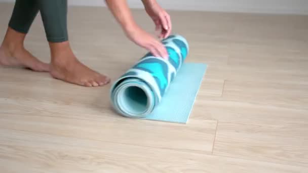 4K Belle femme pratiquant le yoga à la maison — Video