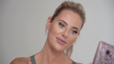 4K Güzel kadın antremandan sonra selfie çekiyor.
