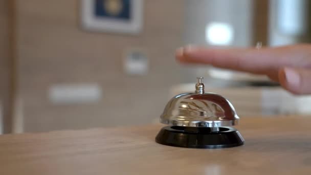 Receptionist assisting hotel guest at desk — Stock Video