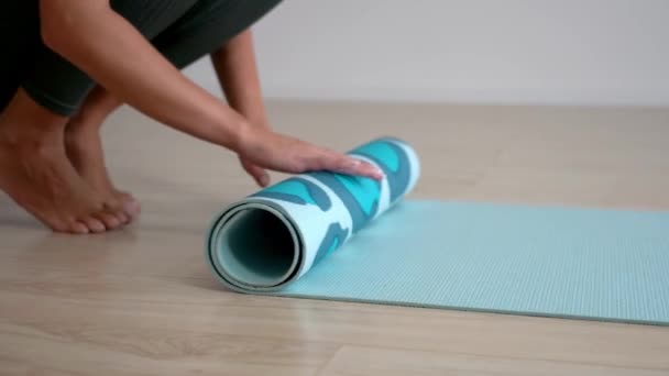 4k schöne Frau praktiziert Yoga zu Hause — Stockvideo
