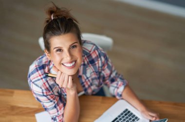 kız öğrenci evinde öğrenme