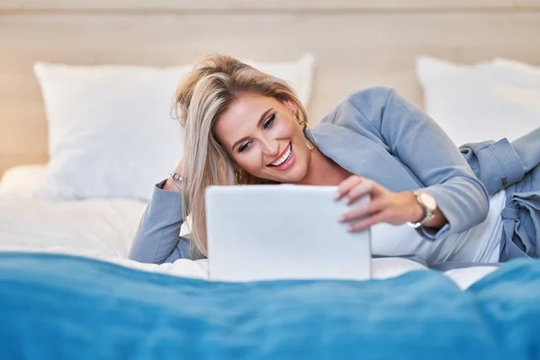 Üzletasszony használja tabletta számítógép a szállodai szobában — Stock Fotó