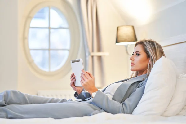 Bizneswoman korzystająca z tabletu w pokoju hotelowym — Zdjęcie stockowe