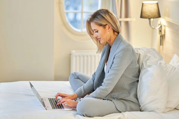 Donna d'affari che utilizza tablet computer in camera d'albergo — Foto Stock