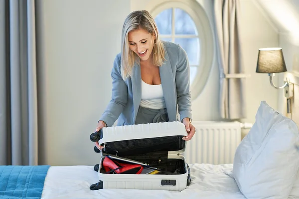 Empresaria desempacando maleta en habitación de hotel — Foto de Stock