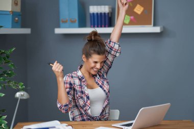 Başarılı bir bayan öğrenci evde öğreniyor.