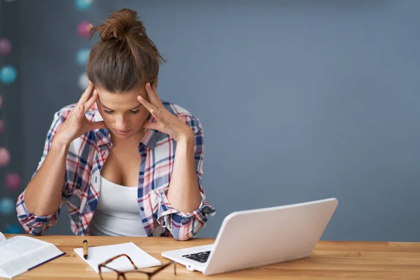 Estudiante cansada aprendiendo hasta tarde en casa — Foto de Stock