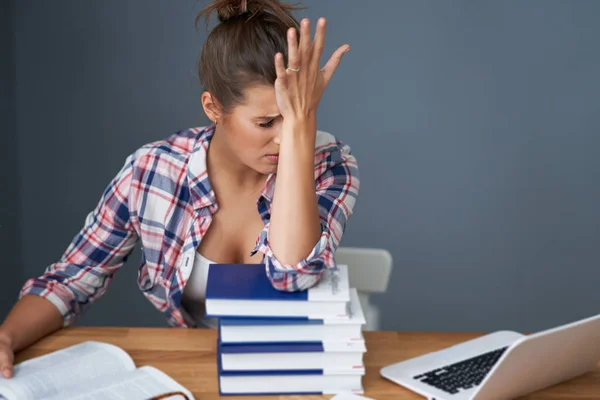 Estudiante cansada aprendiendo hasta tarde en casa — Foto de Stock