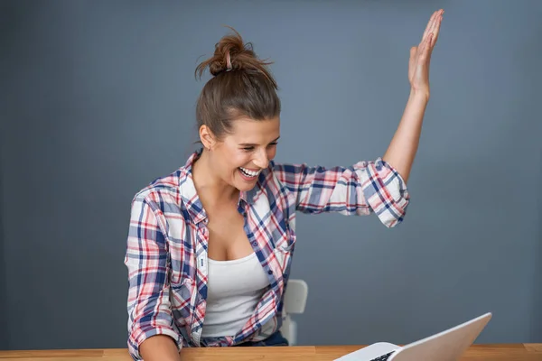 Erfolgreiche Studentinnen lernen zu Hause — Stockfoto