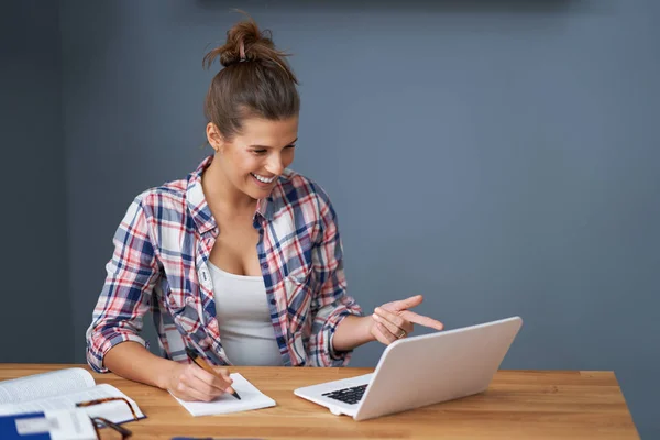 Studente donna di successo che impara a casa — Foto Stock