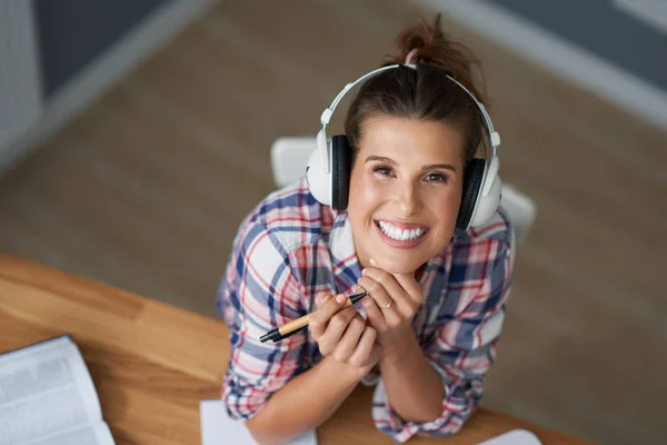 Succesvol vrouwelijk leren thuis — Stockfoto