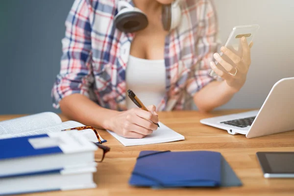 Midsection de l'apprentissage des étudiantes à la maison — Photo