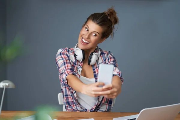 Kvinnliga student lärande hemma och ta selfie — Stockfoto