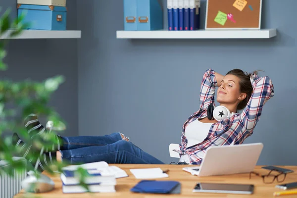 Estudante feminina aprendendo em casa — Fotografia de Stock