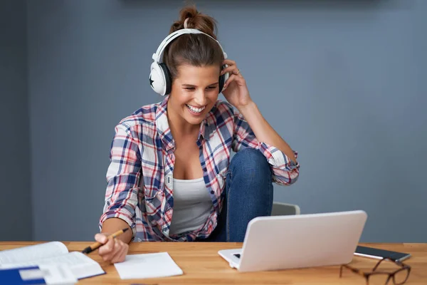 Female student learning at home — Zdjęcie stockowe