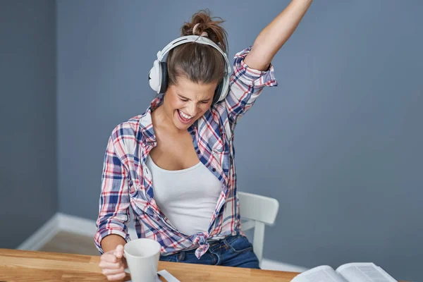 Estudiante exitosa aprendiendo en casa —  Fotos de Stock