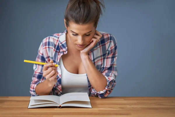 Müde Studentin lernt bis spät zu Hause — Stockfoto