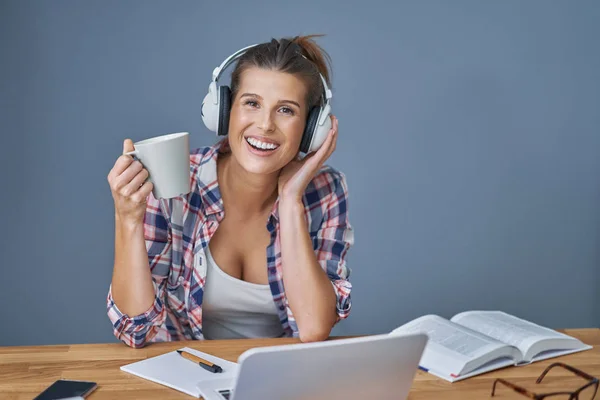 Female student learning at home — Zdjęcie stockowe