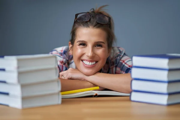 Female student learning at home — Stock Photo, Image