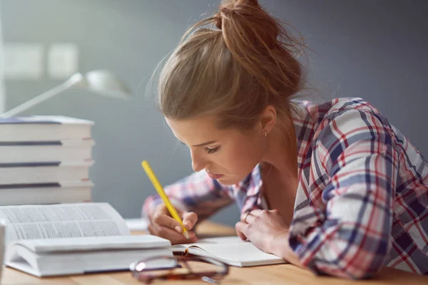 Female student learning at home — Stock Photo, Image
