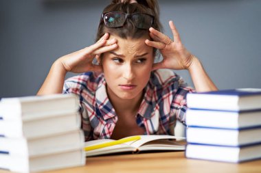 Evde geç saatlere kadar çalışmaktan yorgun düşmüş.