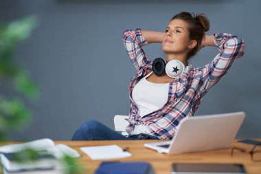 kız öğrenci evinde öğrenme