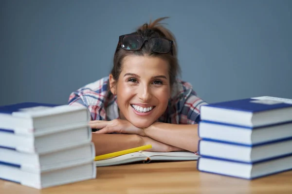 Étudiante apprenant à la maison — Photo