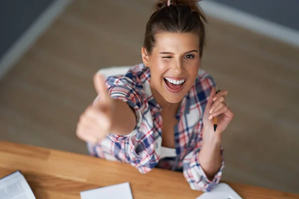 Erfolgreiche Studentinnen lernen zu Hause — Stockfoto