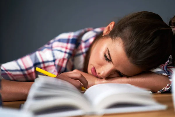 Estudiante cansada aprendiendo hasta tarde en casa —  Fotos de Stock