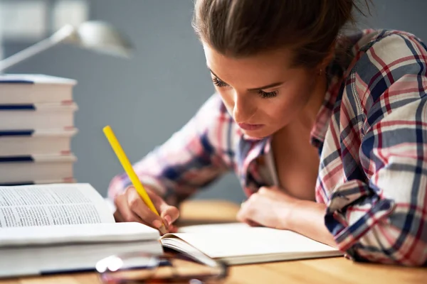 Studentka učení doma — Stock fotografie