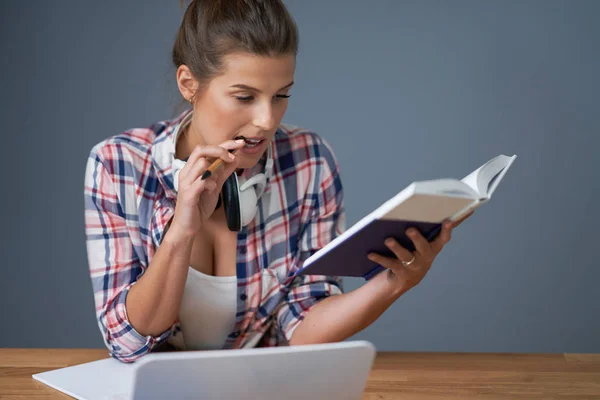 Vrouwelijke student leren thuis — Stockfoto