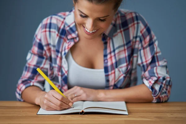 Estudiante aprendiendo en casa —  Fotos de Stock